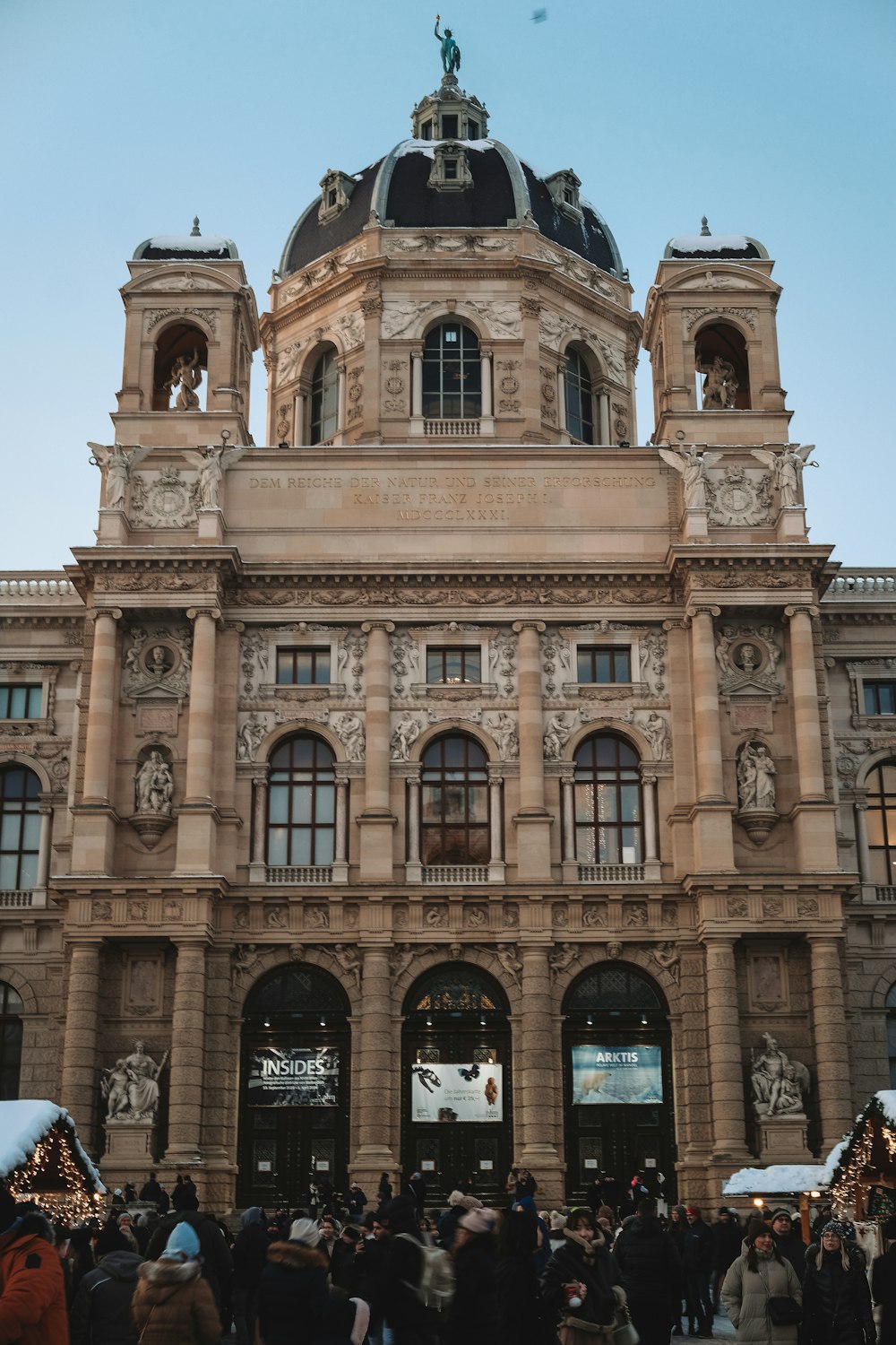 a crowd of people standing in front of a building