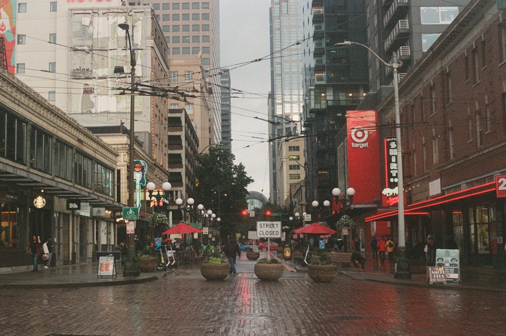 uma rua da cidade com um monte de edifícios altos