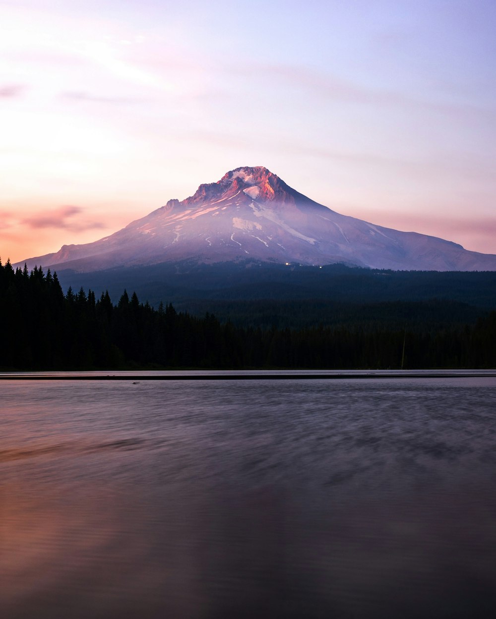 Una vista de una montaña con un lago frente a ella