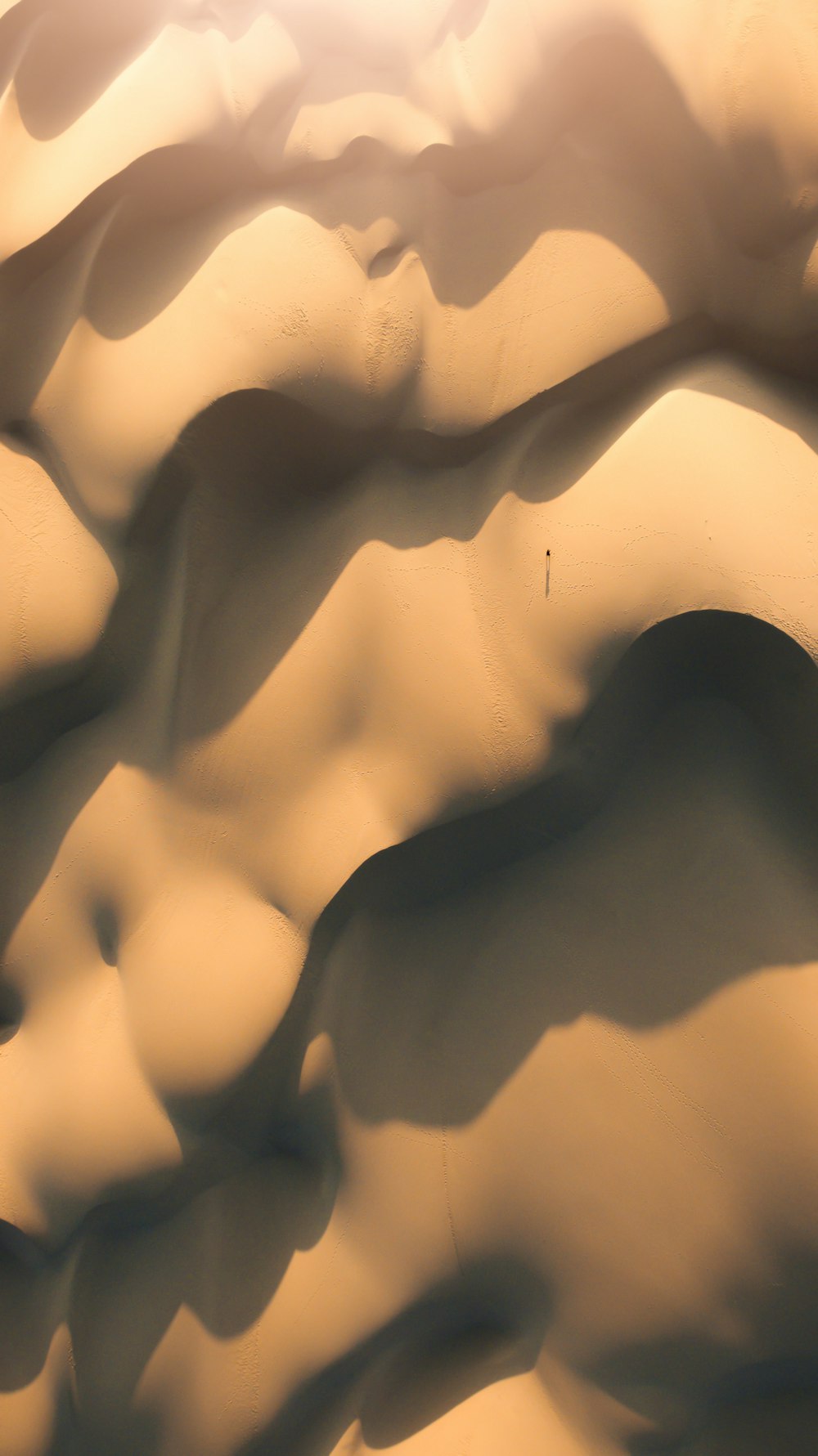 Une vue sur un désert avec des dunes de sable