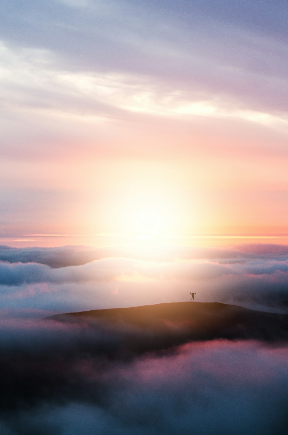 Le soleil se couche sur les nuages dans le ciel