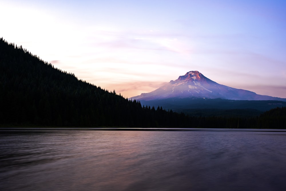 una montaña con un lago frente a ella