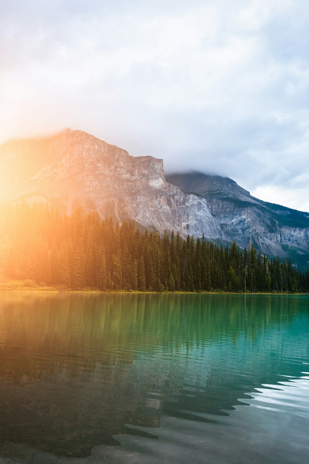 Un lago con una montaña al fondo