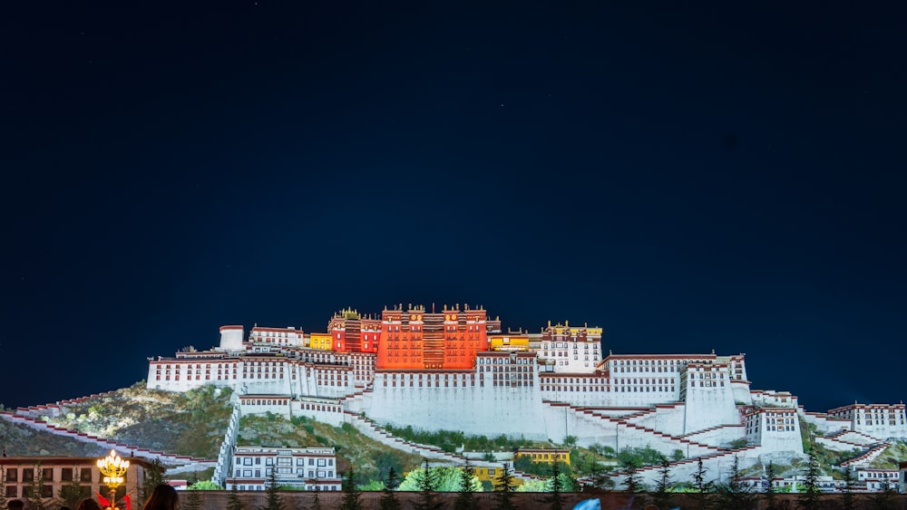 Uma vista noturna da Grande Muralha da China