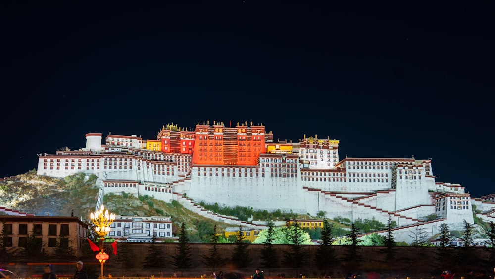 Uma vista noturna do Palácio de Potala no Tibete