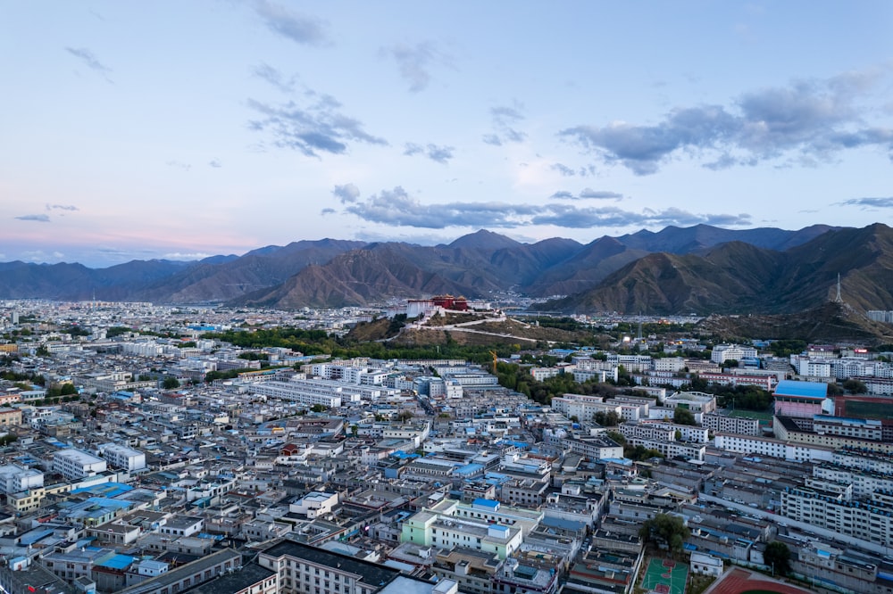 Una vista de una ciudad con montañas al fondo