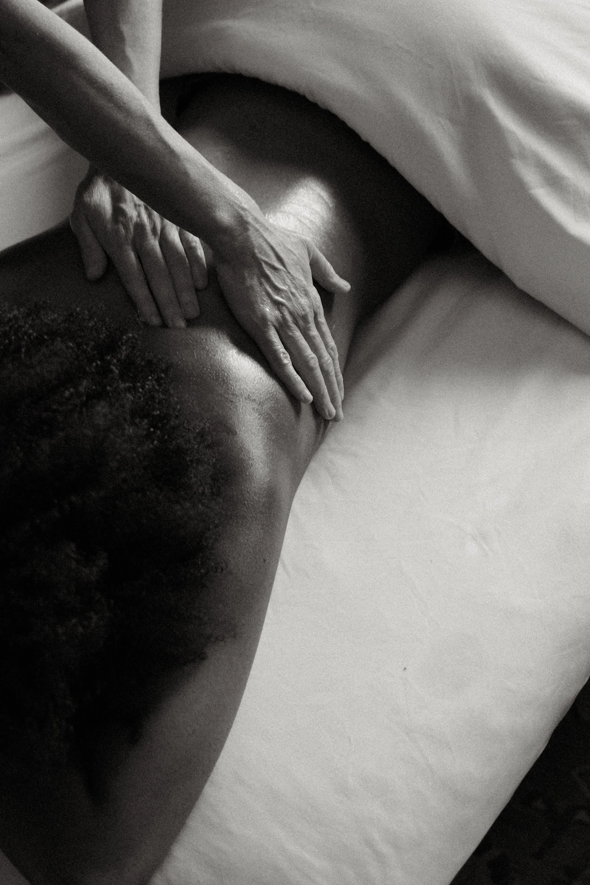Kỹ thuật viên massage nhẹ vùng chân trong phòng sáng sạch