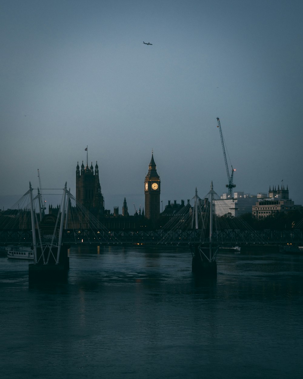 Uma grande torre do relógio elevando-se sobre a cidade de Londres