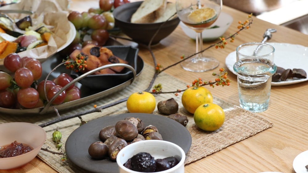 une table en bois surmontée d’assiettes et de bols de nourriture