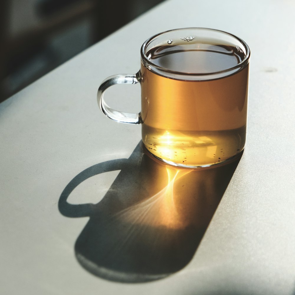 una tazza di tè seduta sopra un tavolo