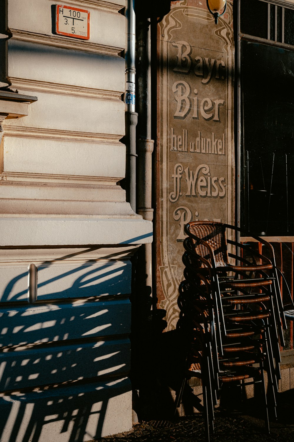 a row of chairs sitting outside of a building