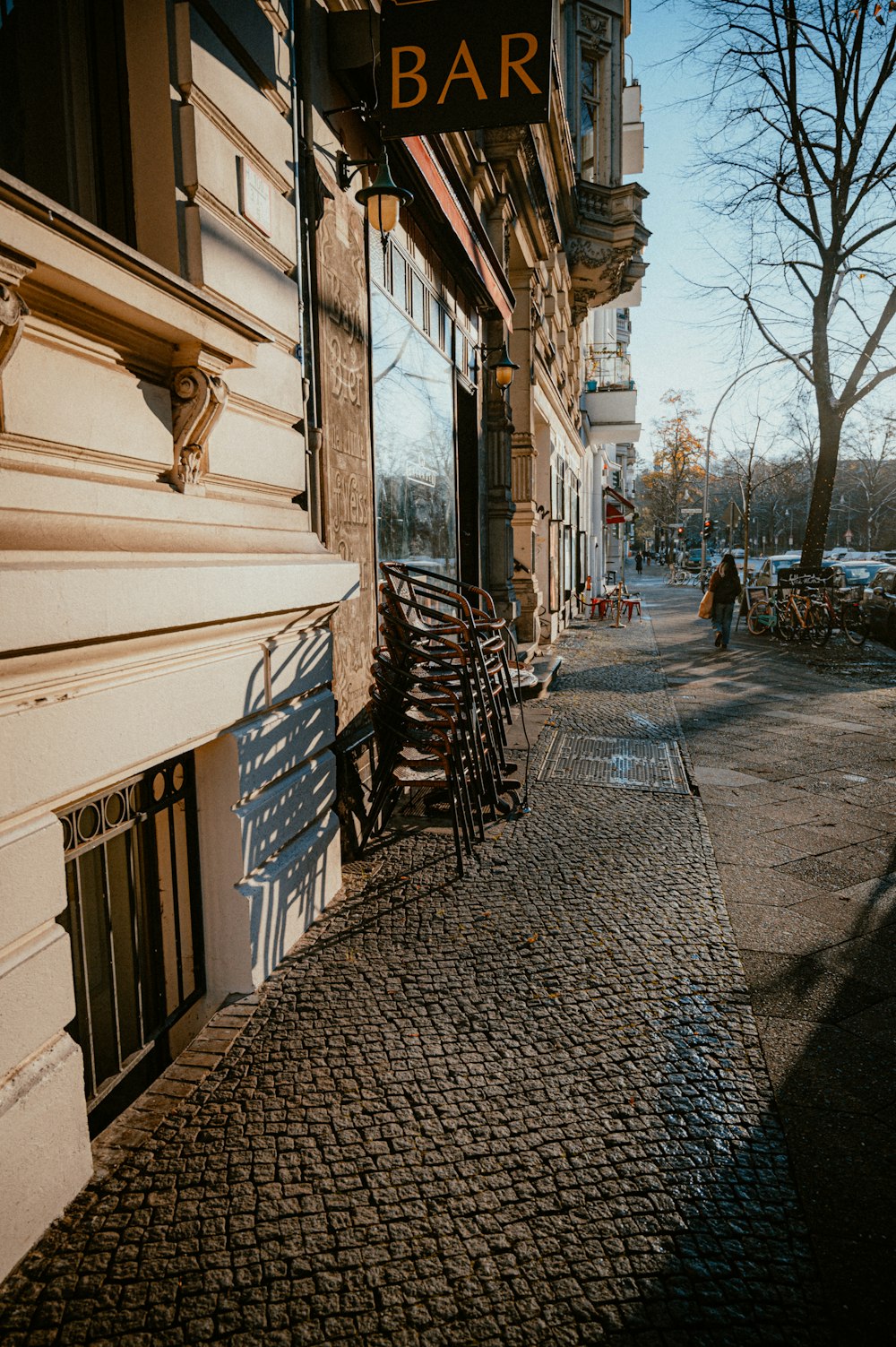 a row of chairs sitting on the side of a building