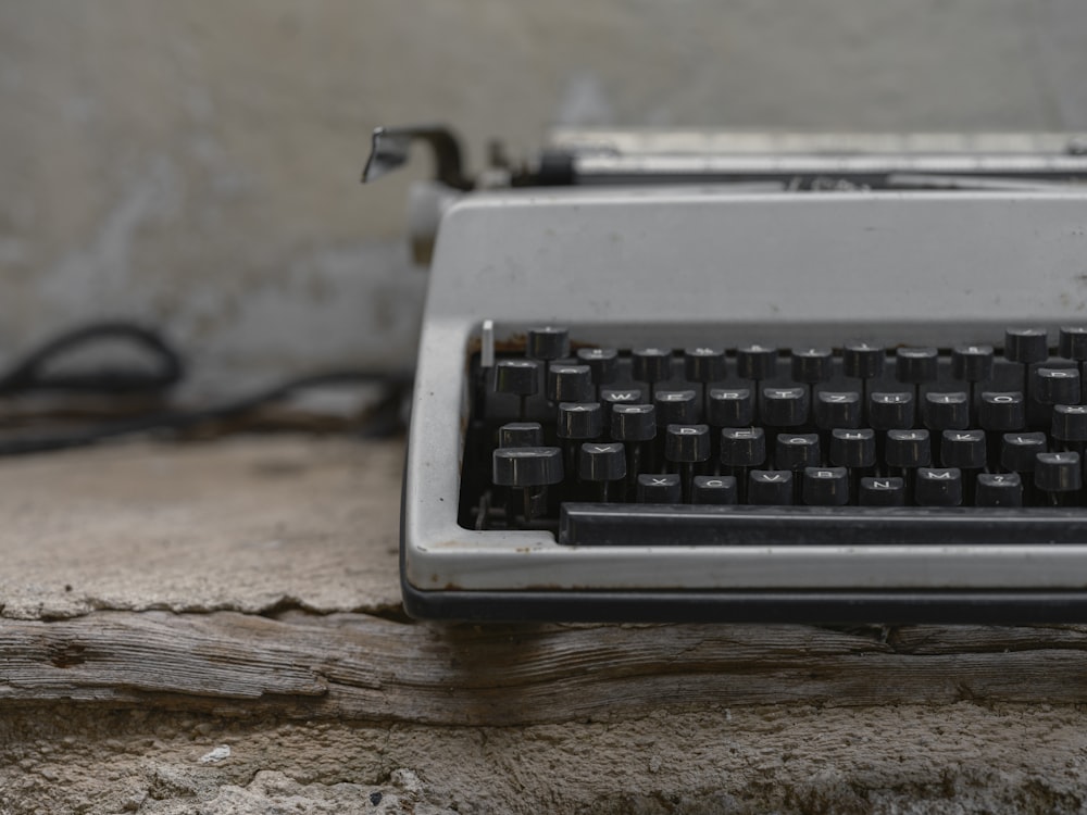 una vieja máquina de escribir sobre una mesa de madera