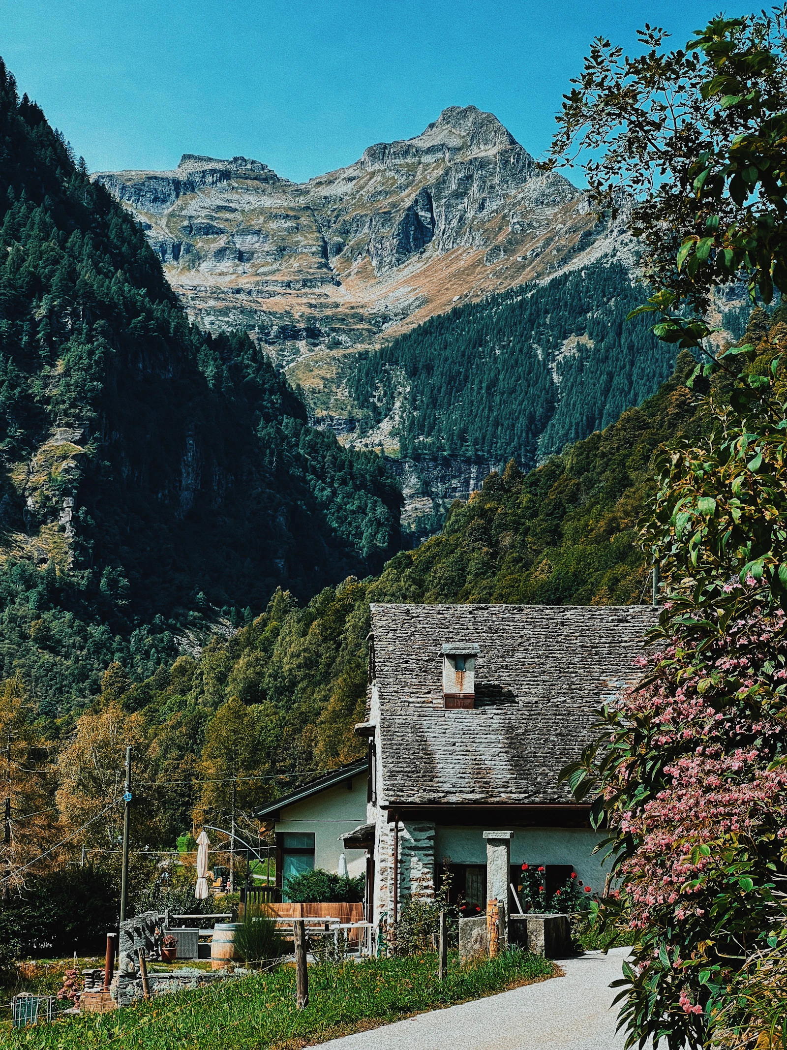 Village de montagne suisse au pied des sommets, image d'illustration