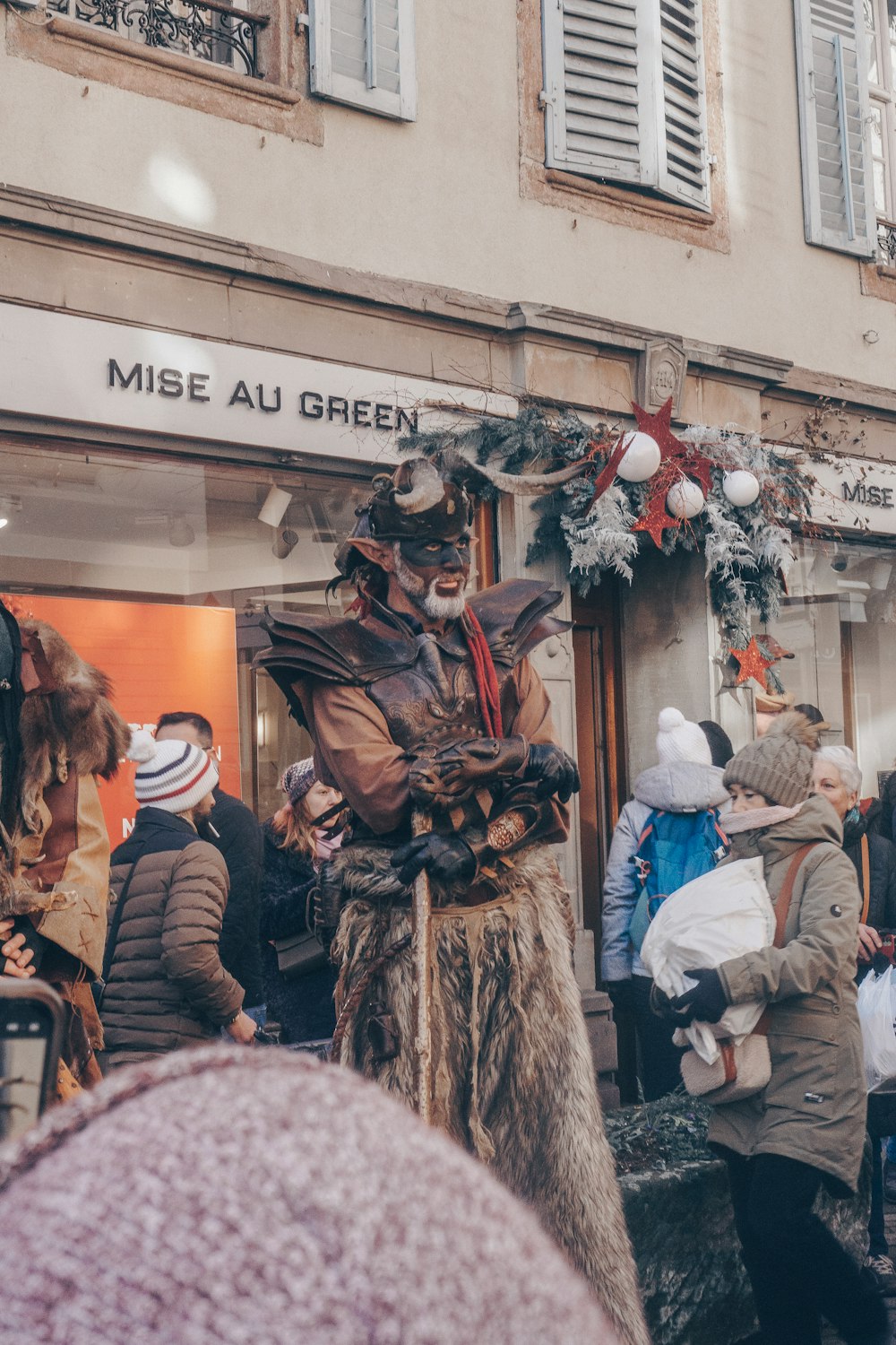 un groupe de personnes debout à l’extérieur d’un bâtiment