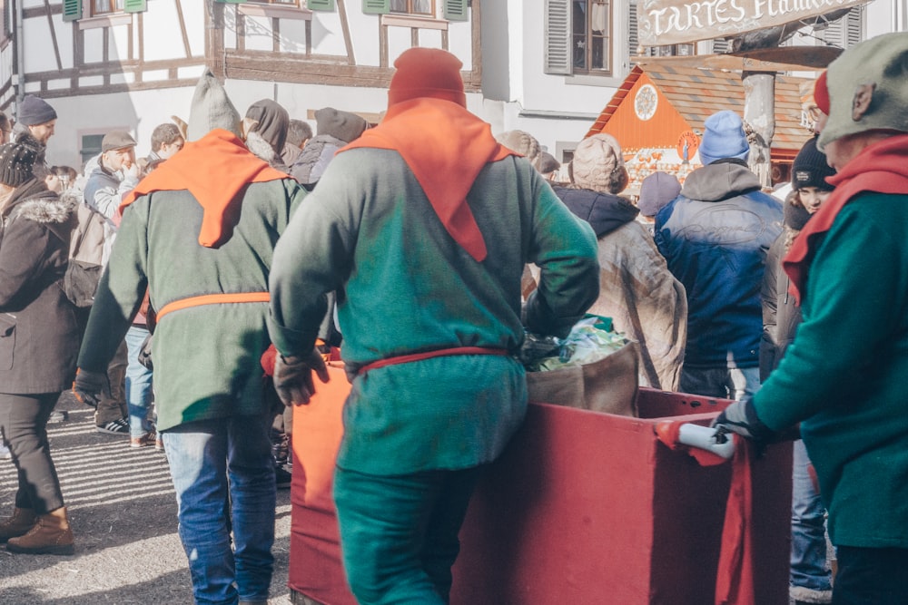 un gruppo di persone che camminano lungo una strada