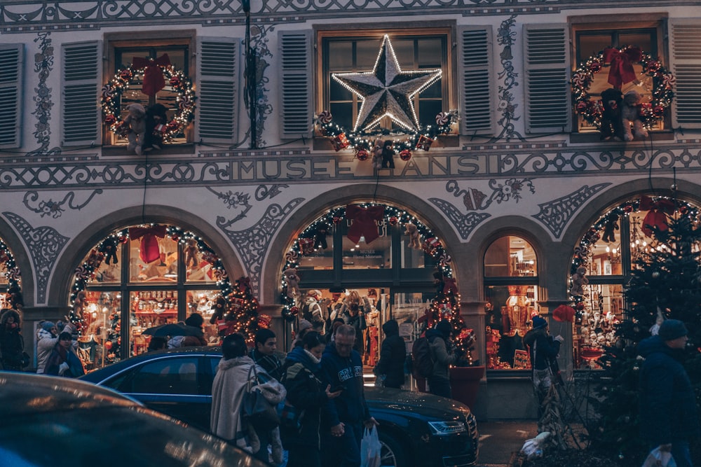 Um edifício com decorações de Natal e luzes sobre ele