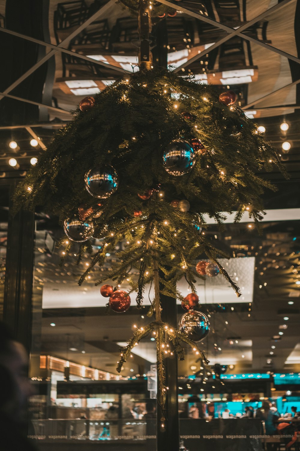 Ein Weihnachtsbaum in einem Geschäft mit Lichtern drauf