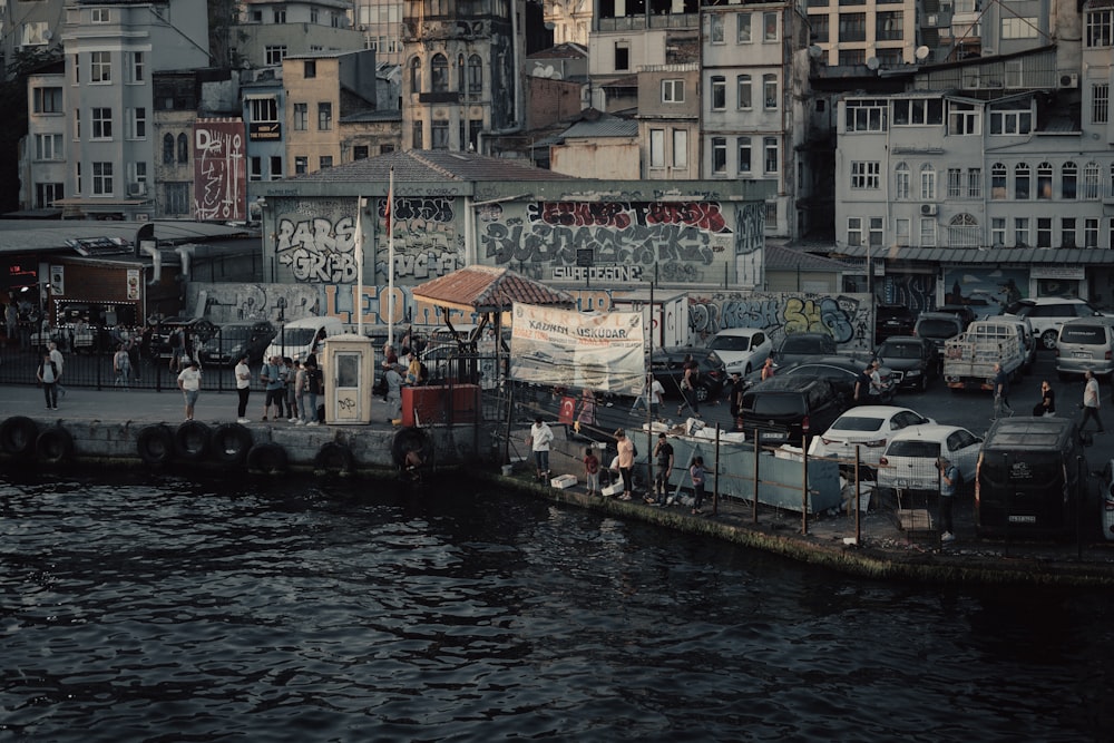 un plan d’eau avec un tas de bâtiments en arrière-plan