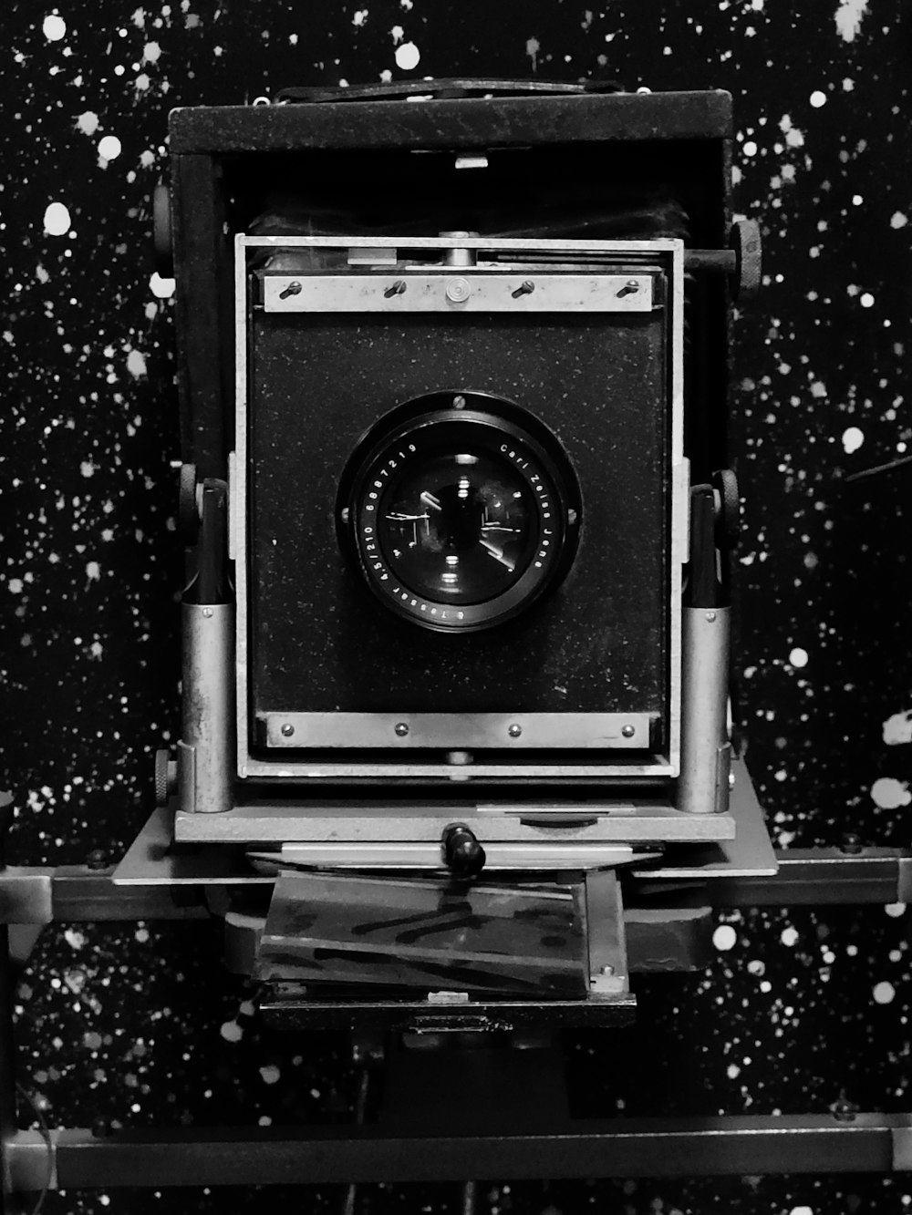 a black and white photo of an old fashioned camera