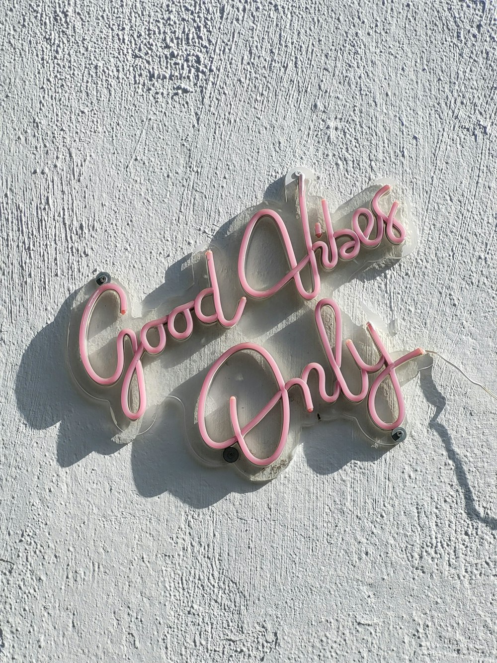 a sign that says good vibes only on the side of a building