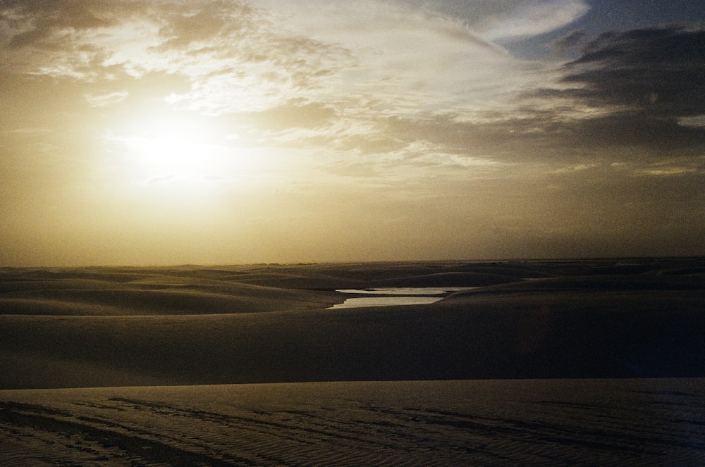 El sol se está poniendo sobre las dunas de arena