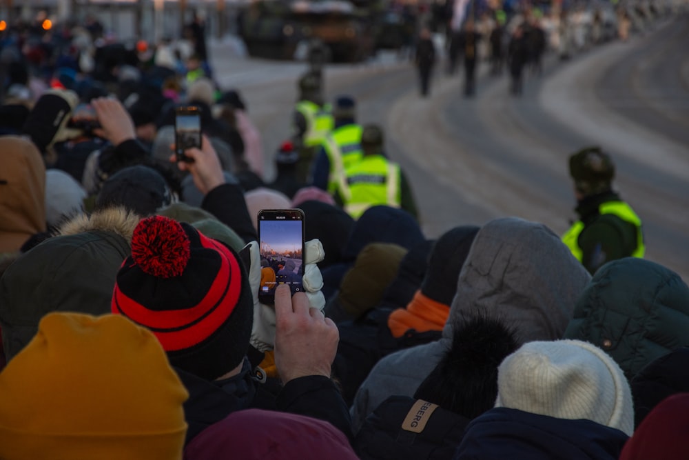 une foule de gens debout les uns à côté des autres