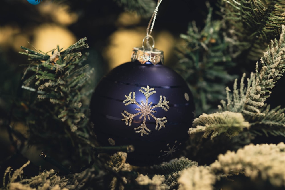 Um ornamento azul pendurado em uma árvore de Natal