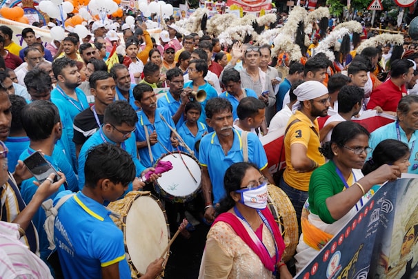 A joyful crowd holding blue pens in tribute to Manoel Gomes.