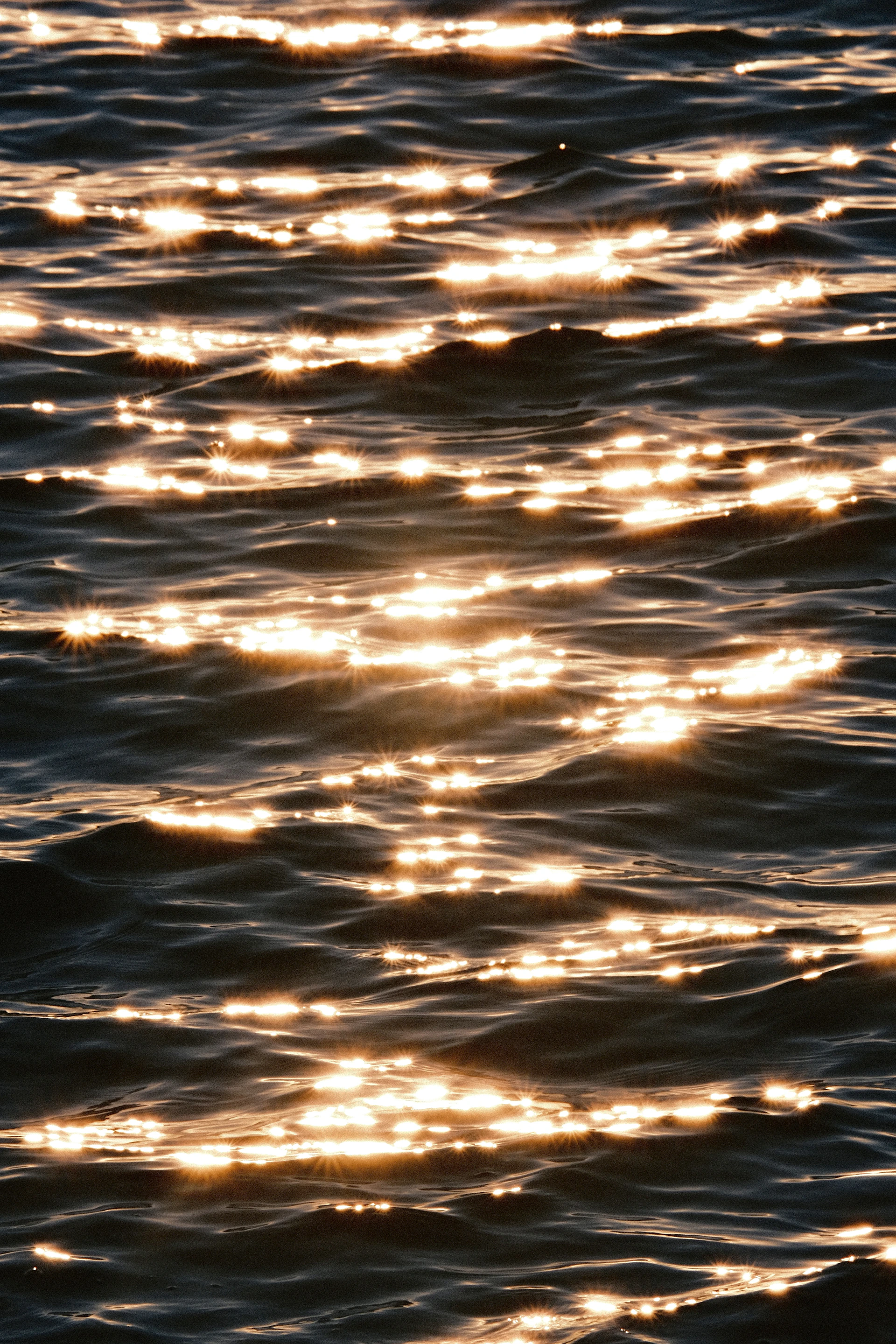 the sun shines brightly through the water