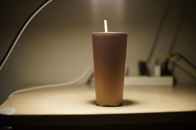 キャンプ場でポータブル電源を使う様子