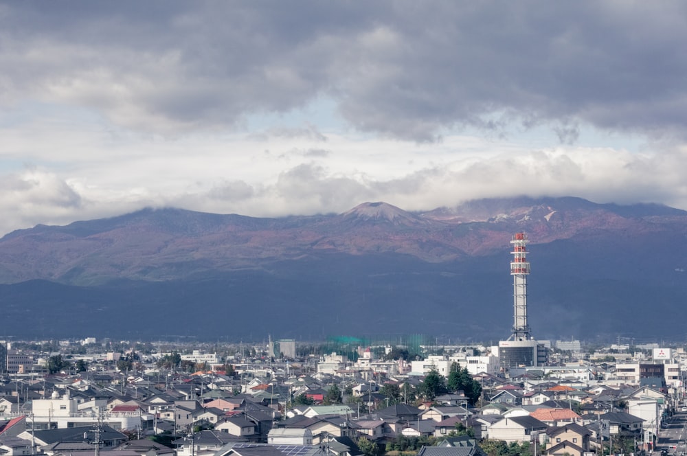 Una vista de una ciudad con montañas al fondo