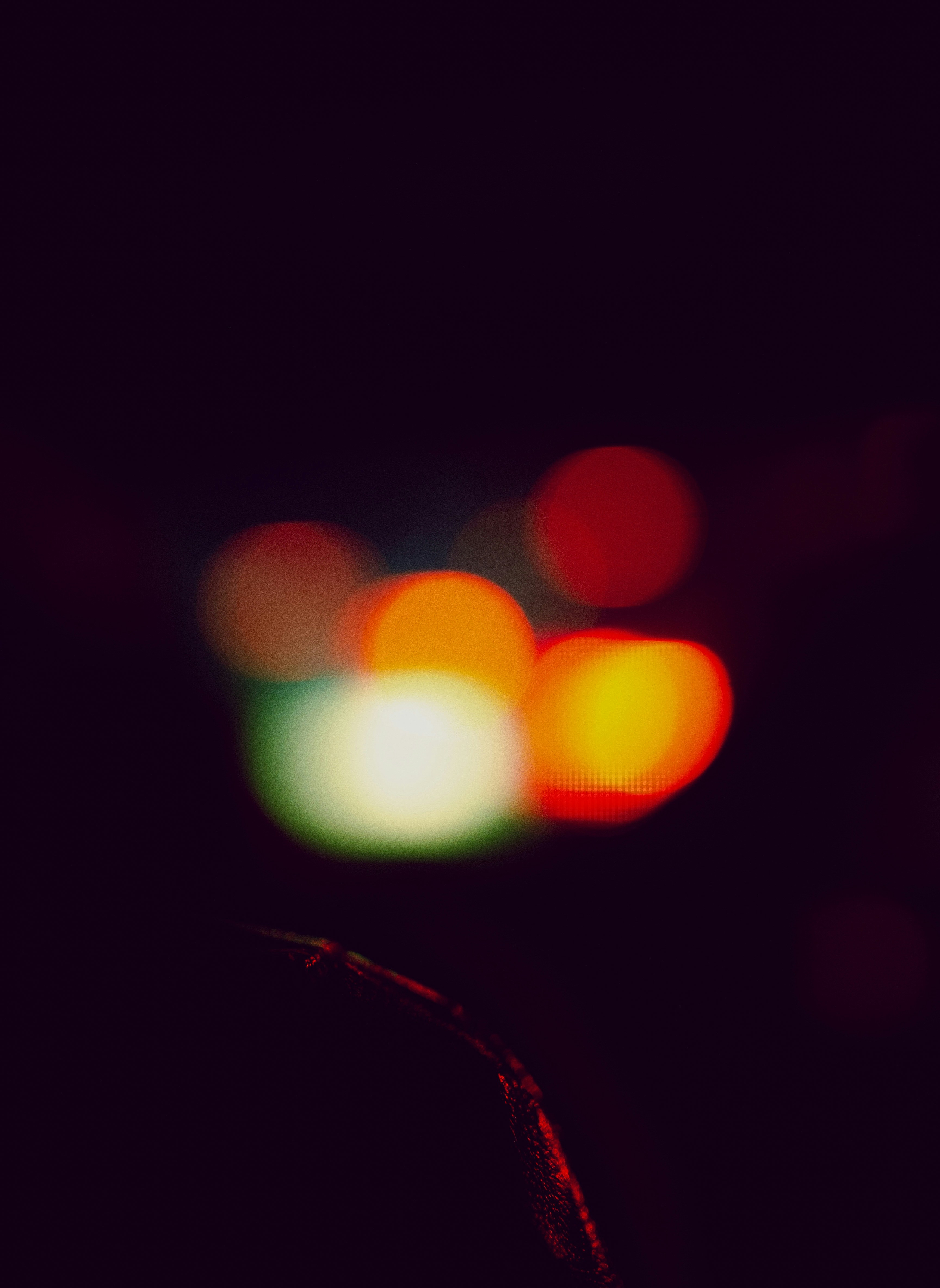 a blurry image of a traffic light in the dark