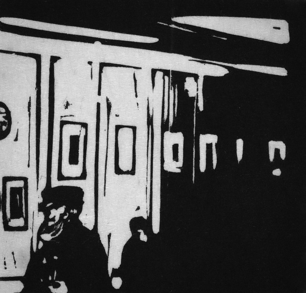 uma foto em preto e branco de pessoas esperando por um trem