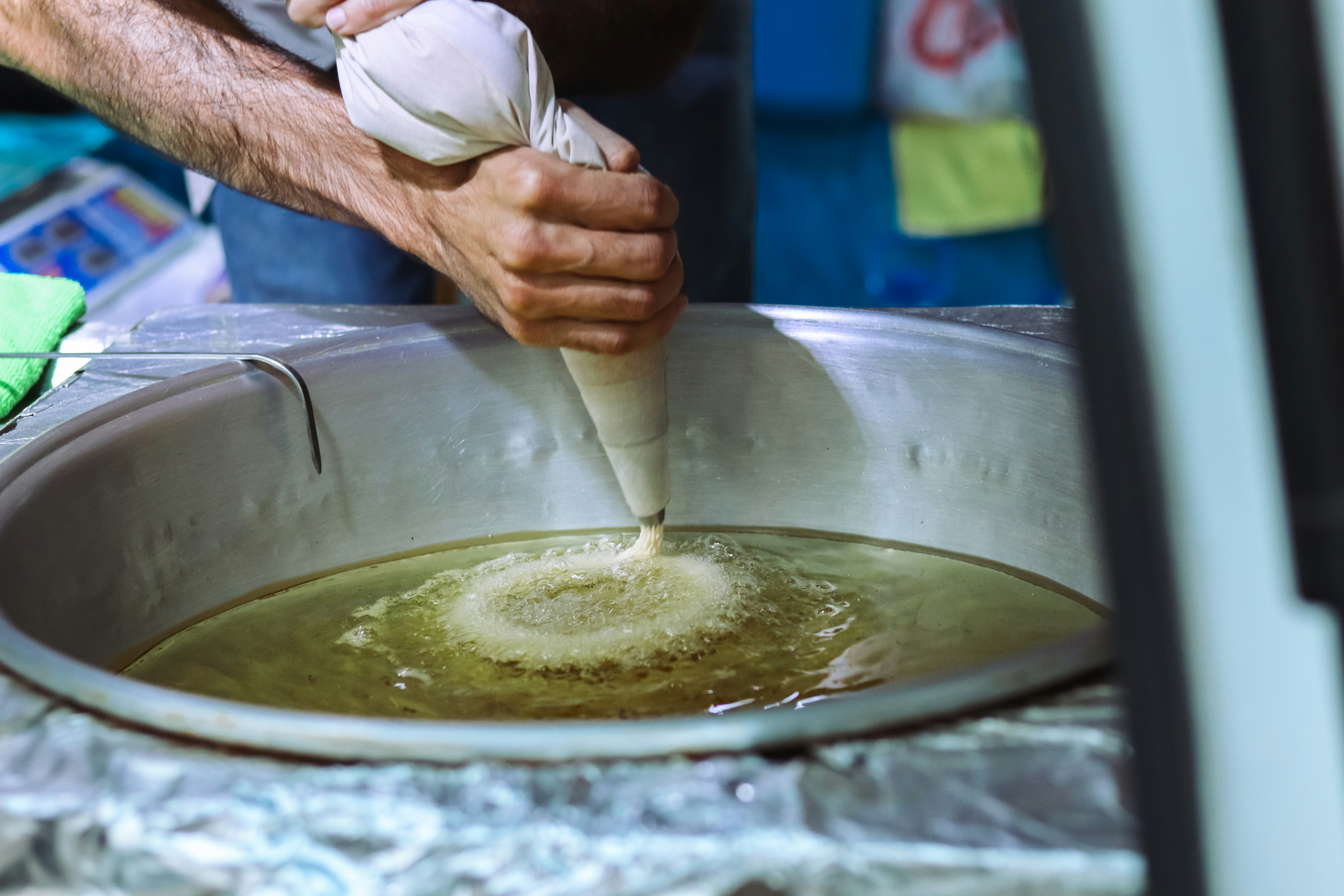 큰 냄비에 무언가를 섞는 남자