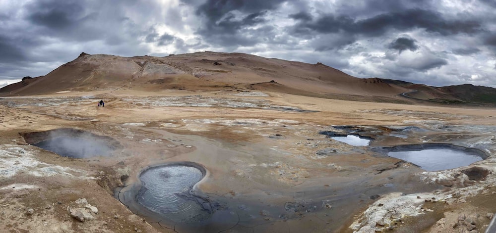 Una vista de un desierto con una montaña al fondo