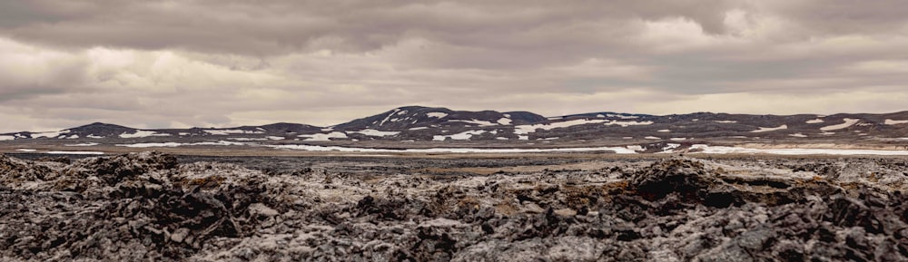 Un paisaje nevado con montañas a lo lejos