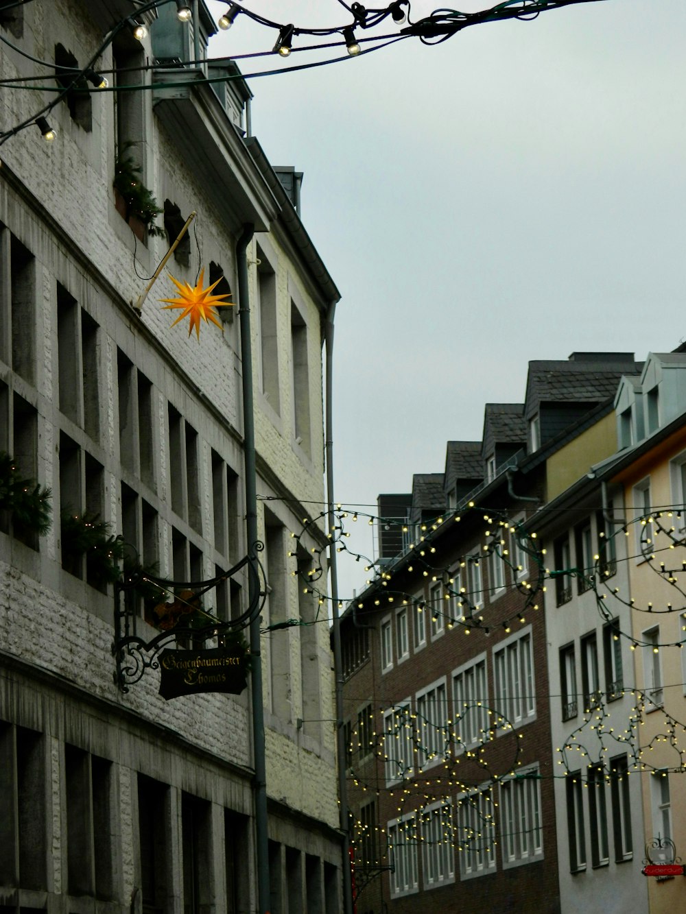 una calle con edificios y luces a un lado