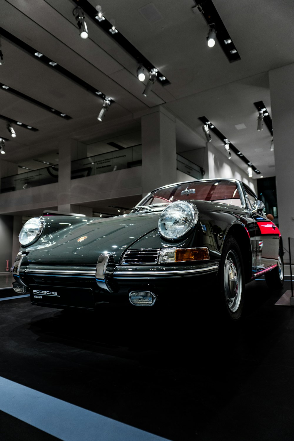 Une voiture de sport noire exposée dans un bâtiment