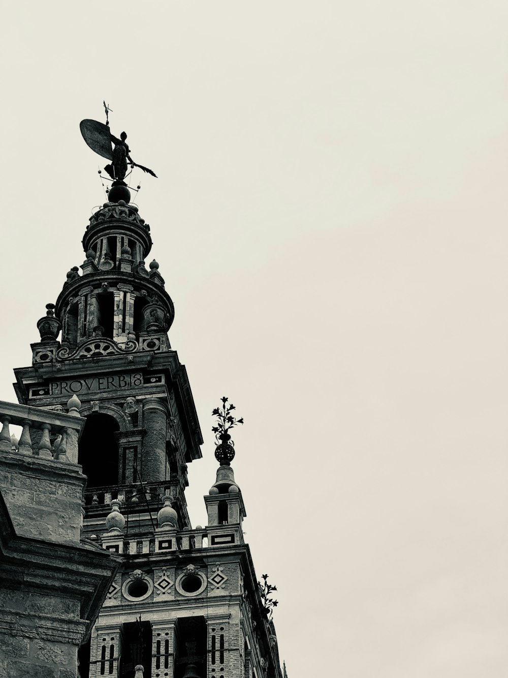 uma foto em preto e branco de uma torre de relógio