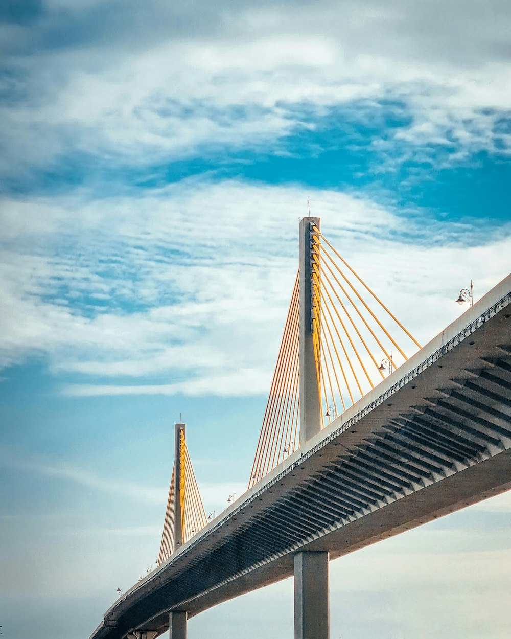 Una vista de un puente desde el agua