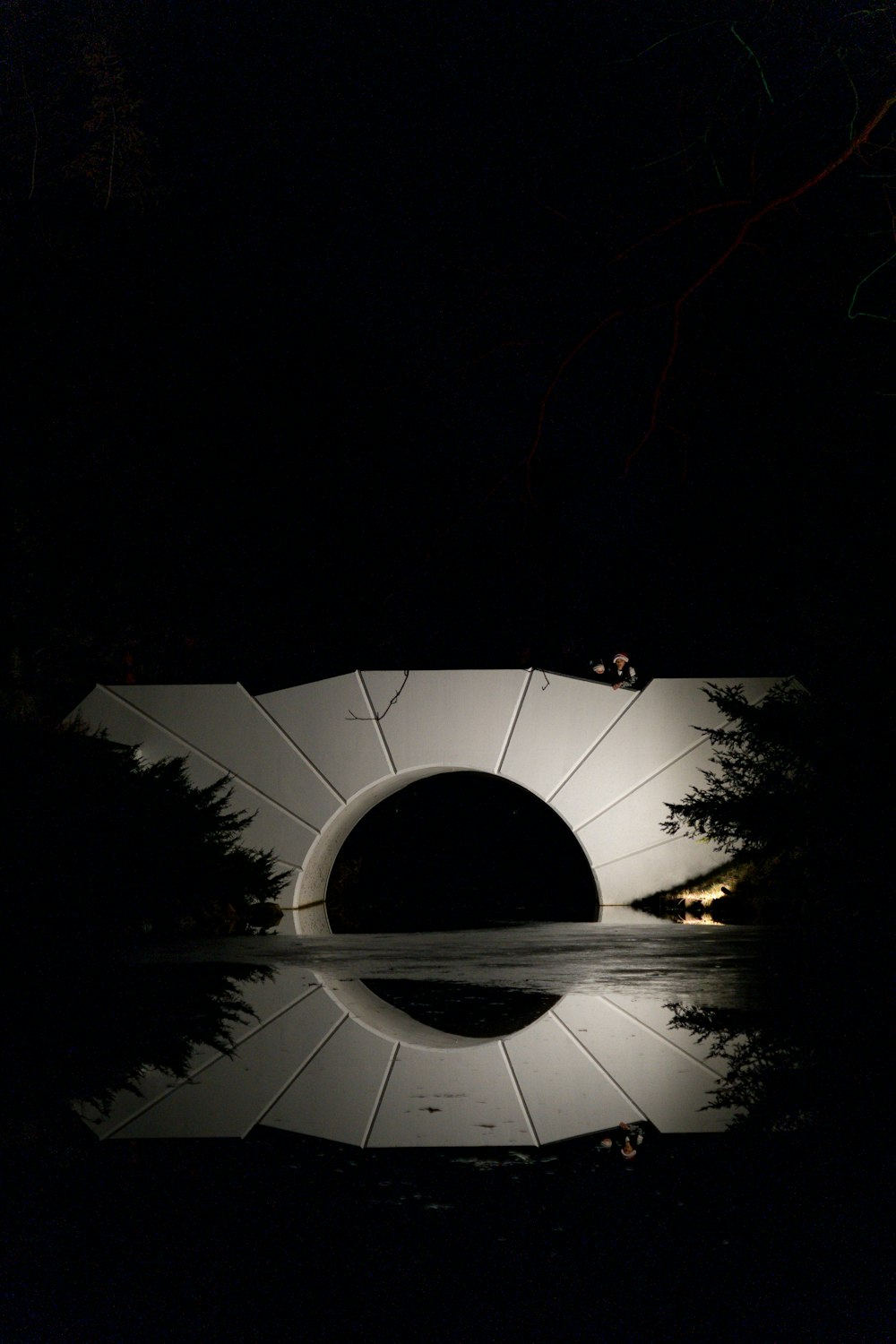 une grande structure blanche assise au milieu d’un lac