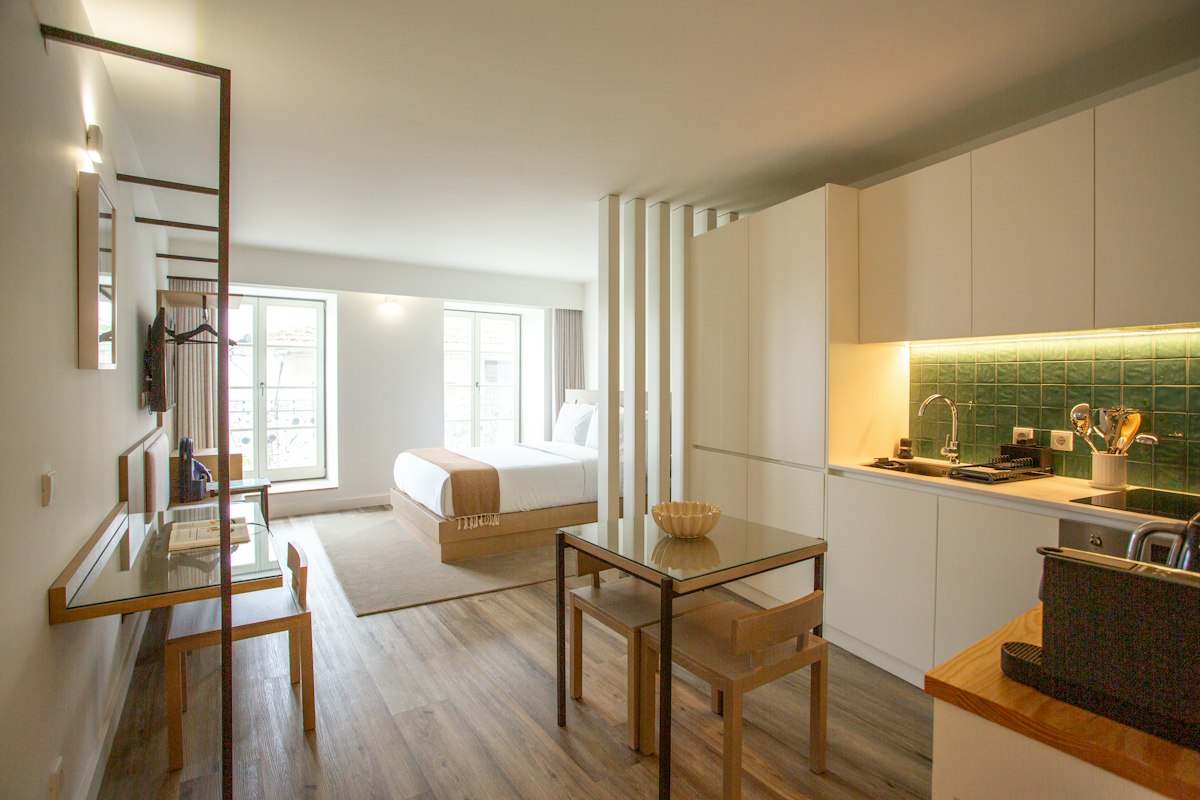 Apartamento de 42 m² para Casal: Projeto Completo com Sala Integrada, Cozinha Linear e Varanda