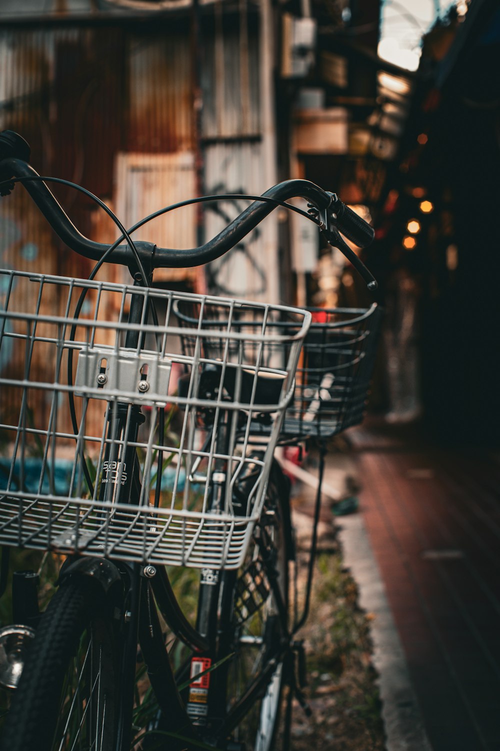 una bicicleta estacionada al costado de una carretera