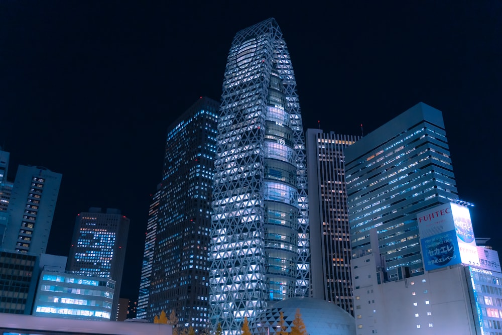 a very tall building in a big city at night