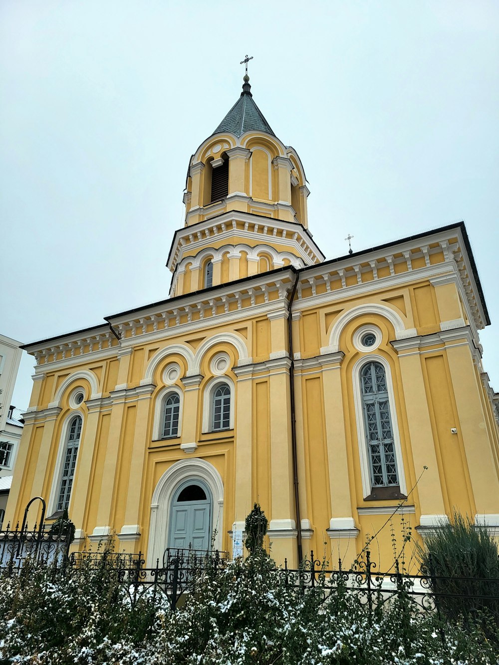 un grande edificio giallo con un campanile in cima