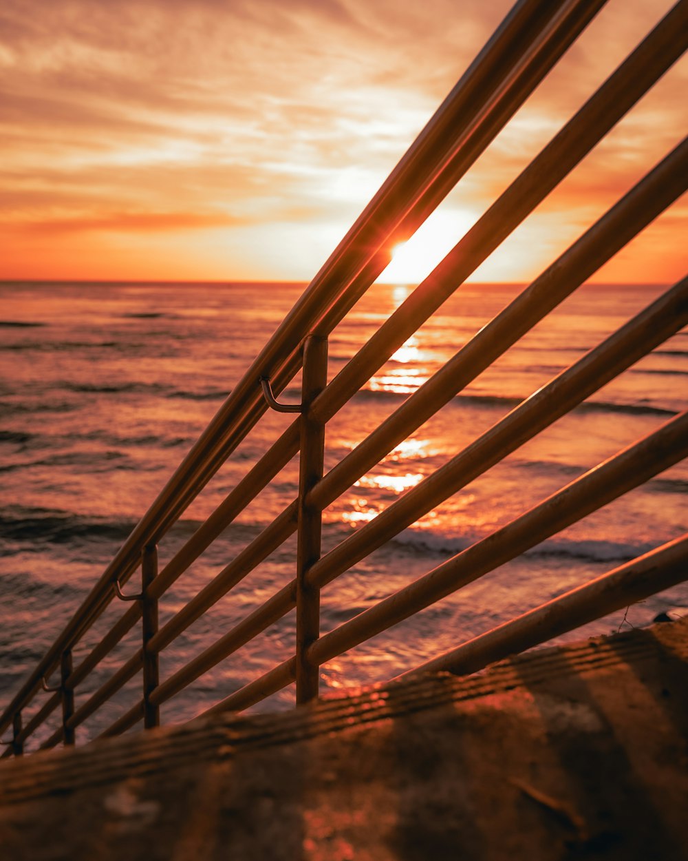 Le soleil se couche sur l’océan sur la plage