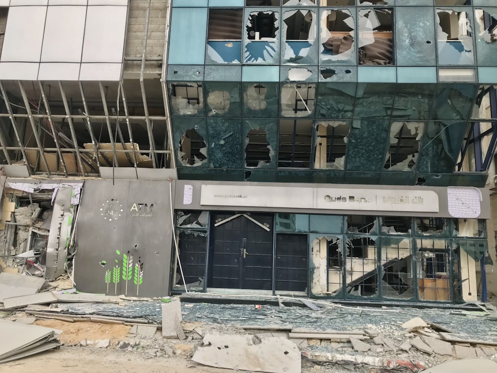 Un edificio en ruinas con ventanas rotas y puertas rotas