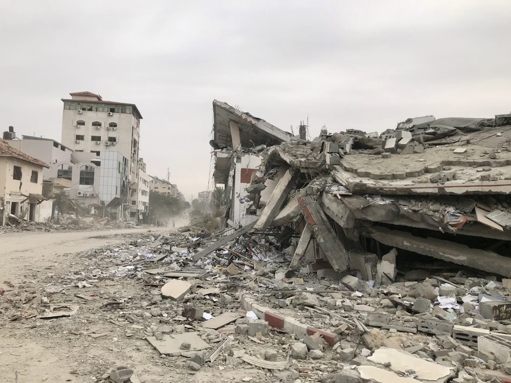 un grande mucchio di macerie seduto in cima a una strada