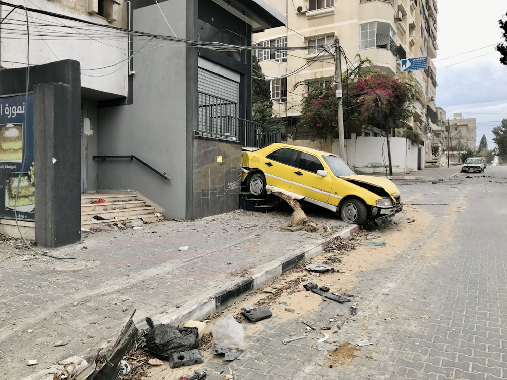 Un coche amarillo está aparcado a un lado de la carretera